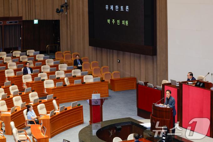 [사진] 필리버스터 지켜보는 심우정 법무차관