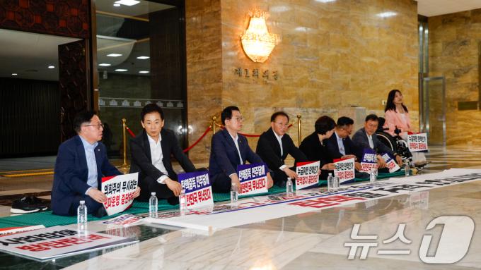 [사진] 연좌농성 이어가는 국민의힘