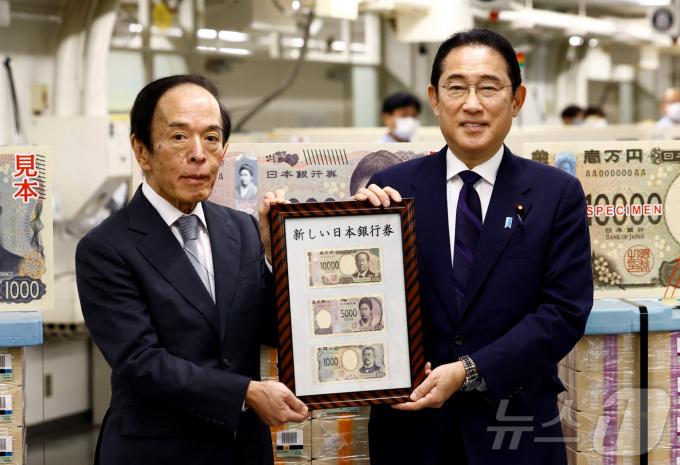 기시다 후미오(오른쪽) 일본 총리와 우에다 가즈오 일본은행 총리가 3일 도쿄 일본은행 본점에서 20년 만에 바뀐 △1000 엔권 △5000 엔권 △1만 엔권을 들고 기념 사진을 찍고 있다. 2024.07.03. ⓒ 로이터=뉴스1 ⓒ News1 김성식 기자
