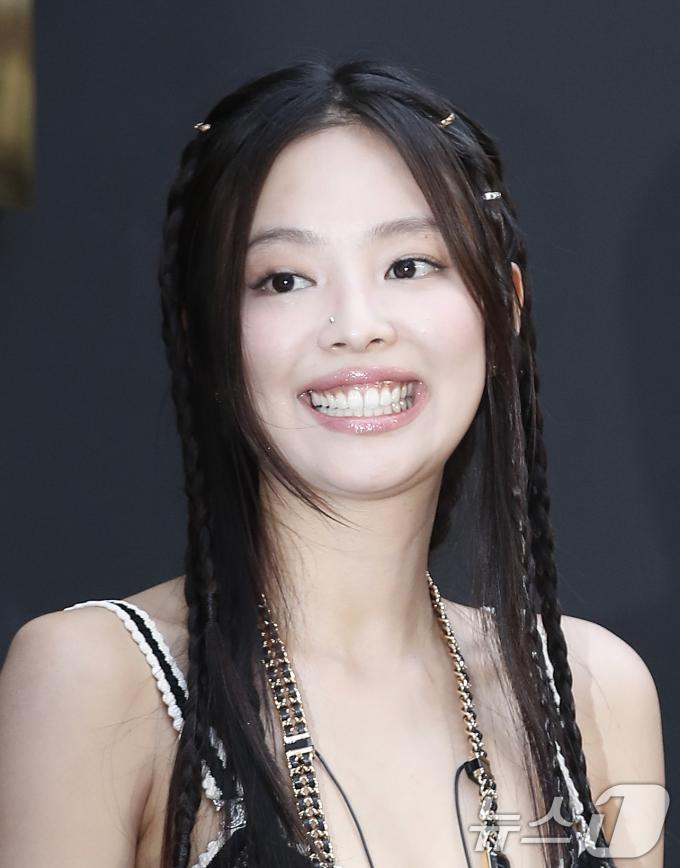 [사진] 제니, 나왔다! 젠득이 미소