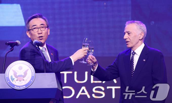 [사진] 미국 독립기념일 행사 건배하는 외교부 장관과 주한미국대사
