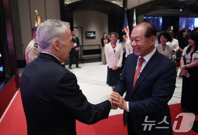 [사진] 악수하는 주한미국대사와 국민의힘 비대위원장