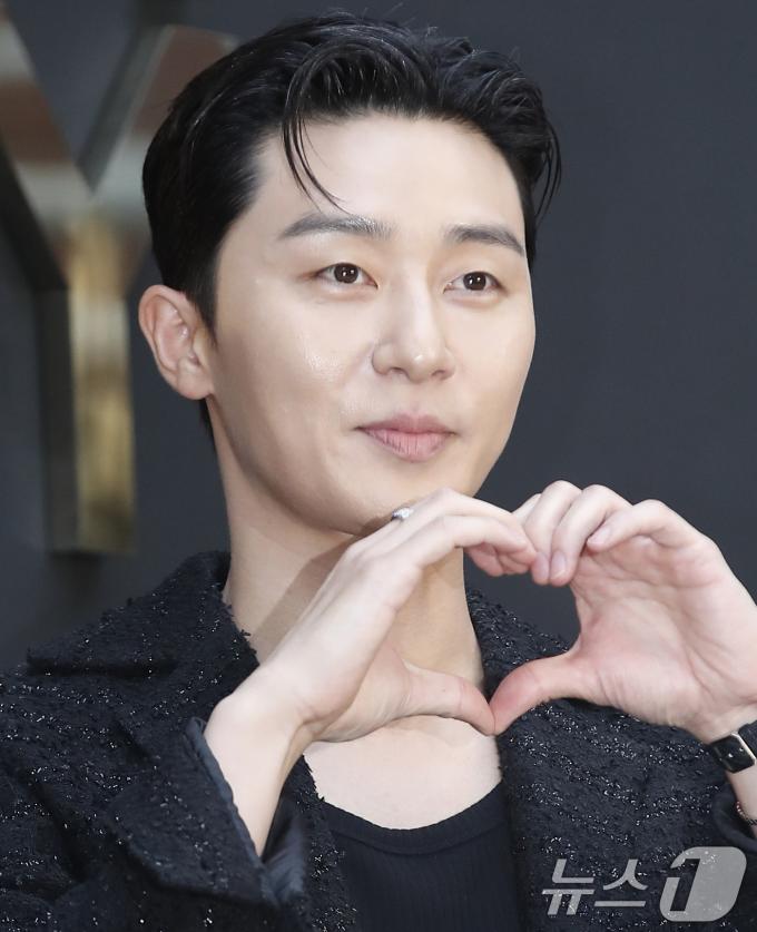 [사진] 박서준, 서진이네 이사님의 깊은 맛 하트