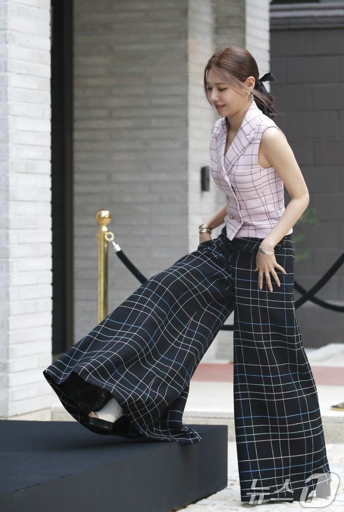 [사진] 최수영, 와이드 치마바지도 찰떡 소화
