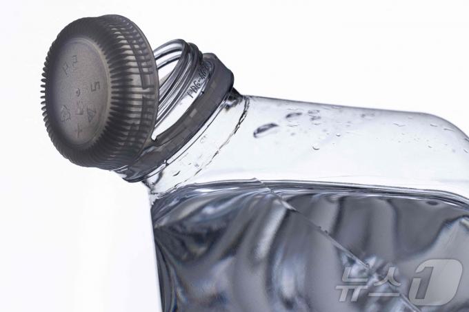 [사진] [포토]플라스틱 물병 뚜껑 따로 따면 큰 일…반드시 붙어 있어야