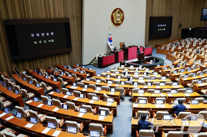 박주민 더불어민주당 의원이 3일 오후 서울 여의도 국회에서 열린 제415회 국회(임시회) 5차 본회의에서 해병대원 특검법(순직 해병 수사 방해 및 사건 은폐 등의 진상규명을 위한 특별검사의 임명 등에 관한 법률안) 찬성 무제한 토론(필리버스터)을 하고 있다. 2024.7.3/뉴스1 ⓒ News1 안은나 기자