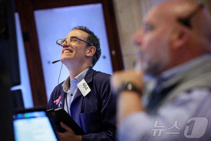 나스닥-S&P500 사상 최고치 경신에 활짝 웃고 있는 미증시 트레이더. ⓒ 로이터=뉴스1