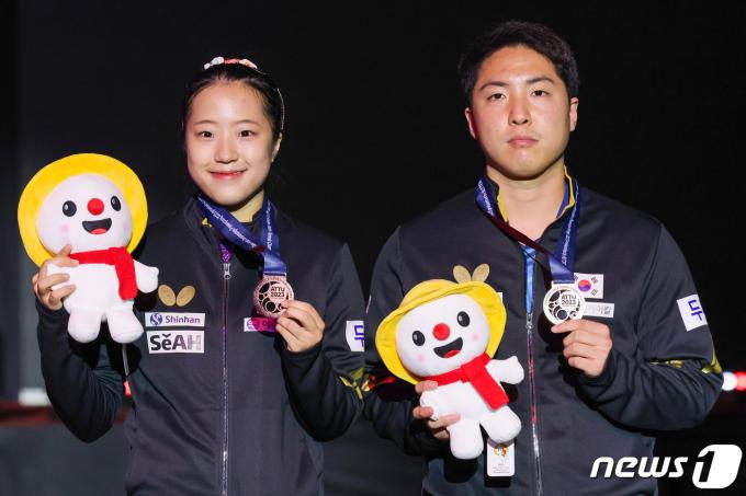 '2023 평창아시아탁구선수권대회-버터플라이' 혼합복식에서 3위를 차지한 임종훈-신유빈 조. 2023.9.9/뉴스1 ⓒ News1 민경석 기자