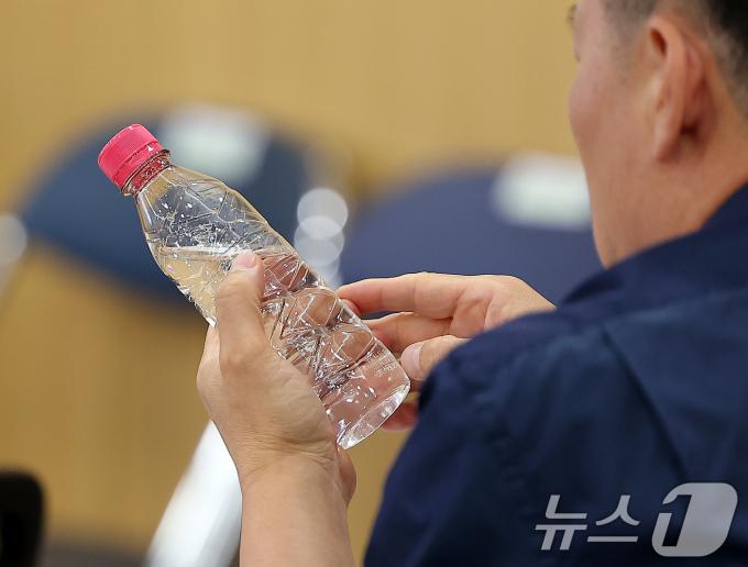 재생플라스틱으로 출시된 아리수.. ⓒ News1 김진환 기자