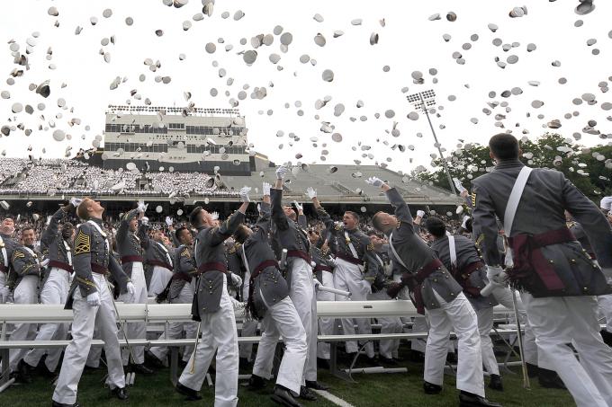 웨스트포인트 졸업식 장면. (출처: The U.S. Army, 사진(2009), Wikimedia Commons, Public Domain)