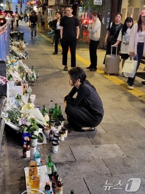 김건희 여사가 지난 3일 저녁 시청역 참사 현장을 찾았다(디시인사이드 갤러리 캡쳐)