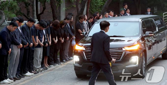 [사진] 고개숙인 동료 등 조문객들