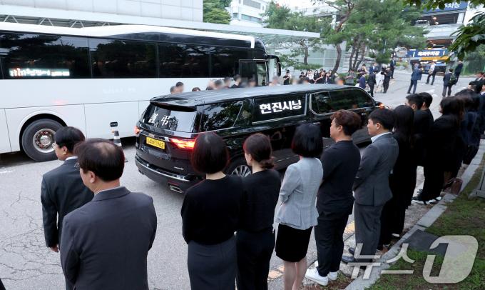 [사진] 장지로 떠나는 시청역 사고 희생자