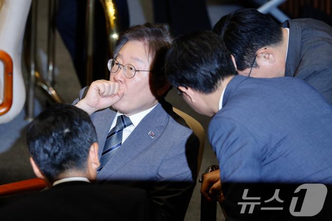 이재명 더불어민주당 전 대표가 박찬대 대표 직무대행 겸 원내대표, 장경태 최고위원, 정청래 최고위원과 2일 오후 서울 여의도 국회에서 제415회국회(임시회) 4차 본회의 정치·외교·통일·안보 분야 대정부질문을 앞두고 대화하고 있다. 2024.7.2/뉴스1 ⓒ News1 안은나 기자
