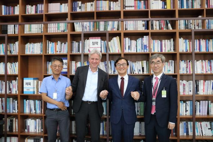 6월 24일 윤철호 출협 회장은 위르겐 부스 프랑크푸르트도서전 대표이사와 함께 전재수 문화체육관광위원장(더불어민주당)을 예방했다. 왼쪽부터 박용수 대한출판문화협회 상무이사, 위르겐 부스 프랑크푸르트도서전 대표이사, 전재수 문화체육관광위원장, 윤철호 회장(대한출판문화협회 제공)