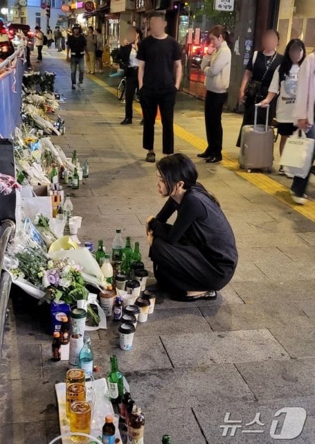 [사진] 김건희 여사, 국화꽃 들고 시청역 참사 현장 찾아 조문