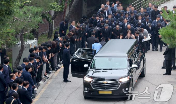[사진] 시청역 사고로 유명 달리한 신한은행 직원 발인