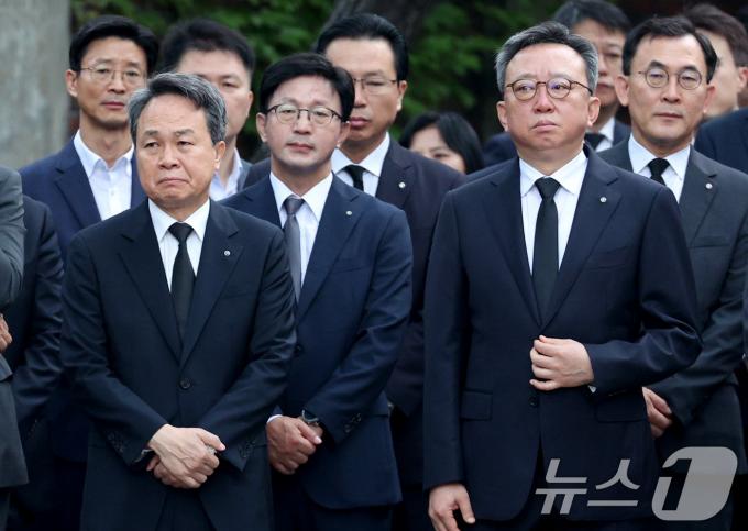 [사진] 황망하게 떠난 직원 발인 바라보는 진옥동 신한금융지주 회장과 정상혁 은행장