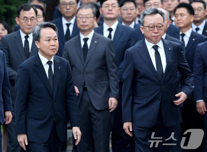 [사진] 직원 발인식 찾은 진옥동 신한금융지주 회장과 정상혁 은행장