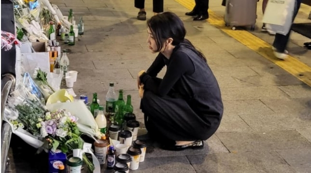 김건희 여사가 지난 3일 밤 10시50분쯤 서울시청역 역주행 사고 현장을 방문해 피해자들을 추모했다. 사진은 시민들이 쓴 글을 보고 있는 김건희 여사의 모습. /사진=온라인 커뮤니티(디시인사이드 갈무리)
