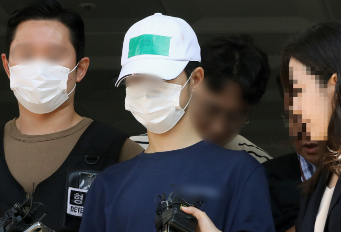 검찰이 접근금지 명령을 어기고 전 여자친구를 살해한 혐의를 받는 30대 남성에게 항소심에서도 사형을 구형했다.30대 스토킹범 A씨가 검찰 송치를 위해 인천 논현경찰서를 나서는 모습. /사진=뉴스1