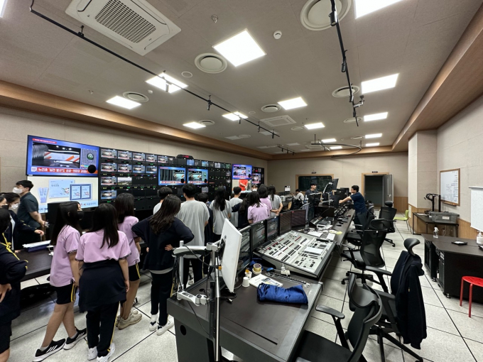 고양시가 공공기관·소상공인과 함께‘청소년 현장 직업체험' 지원에 나서고 있다. 사진은 EBS 방송 제작 체험 모습. / 사진제공=고양특례시