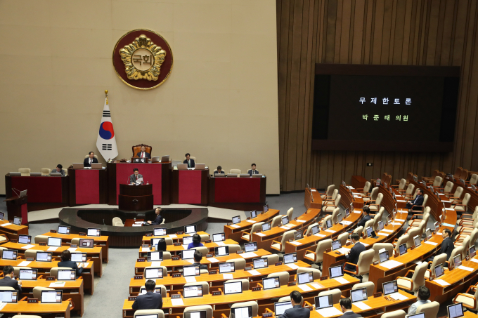 국민의힘의 필리버스터(무제한 토론)가 종료되면 더불어민주당이 즉각 채상병 특검법 표결에 나설 계획이다. 사진은 박준태 국민의힘 의원이 4일 서울 여의도 국회 본회의장에서 채상병 특검법 법안 처리 저지를 위한 필리버스터를 진행하는 모습. /사진=뉴스1