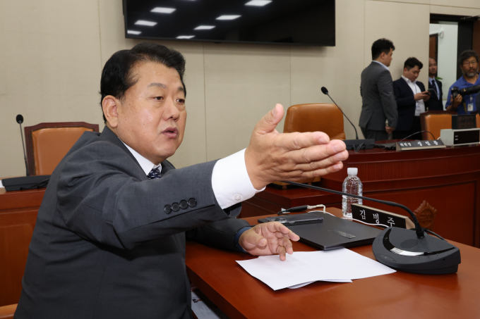 김병주 더불어민주당 의원이 4일 '정신 나간 국민의힘 의원들' 발언을 사과할 생각이 없다고 말했다. 사진은 김 의원이 지난 3일 서울 여의도 국회에서 열린 국방위원회 전체회의에 앞서 발언하는 모습. /사진=뉴시스