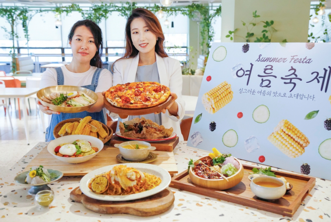 4일 오전 경기 용인시 수지구에 위치한 현대그린푸드 본사에서 직원들이 여름 제철 식재료를 활용한 신메뉴를 선보이고 있다. /사진=현대그린푸드