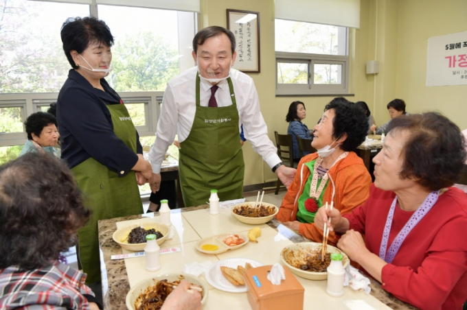 이병노 담양군수가 향촌돌봄 행사에서 어르신들과 이야기를 나누고 있다. /사진=담양군 