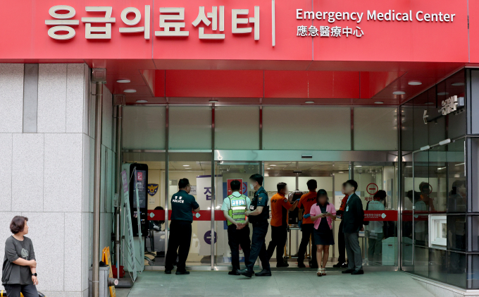 경찰이 지난 3일 국립중앙의료원에서 차량 돌진 사고를 일으킨 70대 택시 기사가 간이 시약 검사에서 마약 양성 반응이 나왔다고 밝혔다. 사진은 경찰과 소방 관계자들이 지난 3일 서울 중구 국립중앙의료원 응급실 앞에서 발생한 택시 돌진 사고를 처리하는 모습. /사진=뉴스1