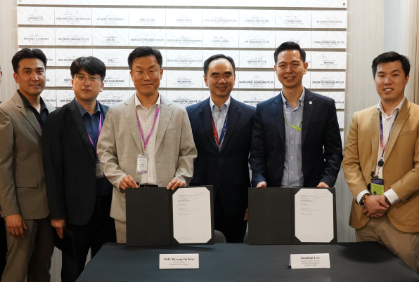 현대제철이 싱가포르 과학기술청 산하 연구센터와 영상인식 인공지능(AI) 기술개발 협력을 위한 비밀유지계약(NDA)을 체결했다고 4일 밝혔다. 사진은 협약식에서 기념 촬영하는 문태수 현대제철 머신비전연구팀장(왼쪽부터), 한학수 공정제어기술실장, 김형진 공정연구센터장과 데이비드 로우 ARTC 최고경영자(CEO), 조나단 로우 어시스턴트 치프 익세규티브, 제레미 호 윙 케옹 비즈니스 리더. /사진=현대제철