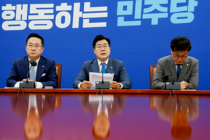 박찬대 더불어민주당 원내대표가 윤석열 대통령이 민생회복지원금에 대해 '왜 25만원만 주나, 10억원, 100억원씩 줘도 되는 것 아니냐'라고 말한 것에 대해 비판의 목소리를 높였다. 사진은 박 원내대표(가운데)가 4일 서울 여의도 국회에서 열린 정책조정회의에 참석해 모두 발언하는 모습. /사진=뉴스1