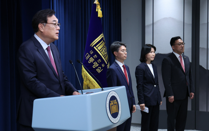 윤석열 대통령이 4일 금융위원장에 김병환 기획재정부 제1차관, 환경부 장관에 김완섭 전 기재부 2차관, 방통위원장에는 이진숙 전 대전 MBC 사장을 내정했다. 사진은 정진석 대통령실 비서실장이 4일 서울 용산 대통령실 청사에서 윤 대통령의 정무직 인선 브리핑 하는 모습. 왼쪽부터 정 비서실장, 김완섭 환경부 장관 후보자, 이진숙 방송통신위원장 후보자, 김병환 금융위원장 후보자. /사진=뉴시스