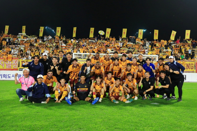 광주FC 선수들이 지난 K리그1 20R 홈경기서 제주UTD를 꺾고 화이팅을 외치고 있다./사진=광주FC