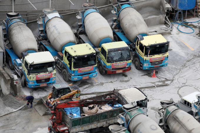 지난 1일부터 운행 거부에 돌입했던 수도권 레미콘운송노조가 3일 만에 운송을 재개했다. /사진=뉴스1