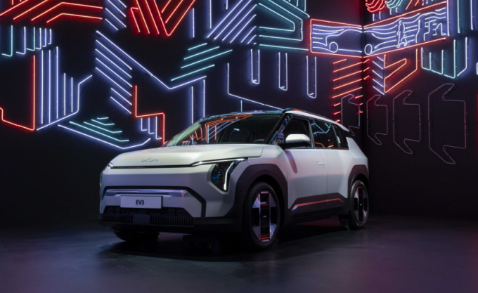 '2024 부산모빌리티쇼' 기아관 'EV3 네온 아트 존(Neon Art Zone)'에 전시된 EV3. 사진=기아 제공