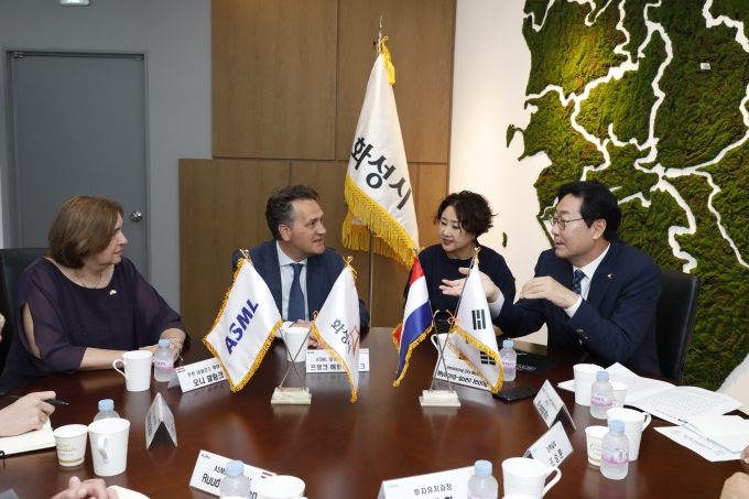 4일 정명근 화성시장(오른쪽 첫번째)이 프랭크 헤임스케르크 ASML 대외총괄부사장(오른쪽 세번째)과 반도체산업 상호 협력 방안에 대해 논의하고 있다 / 사진=화성시