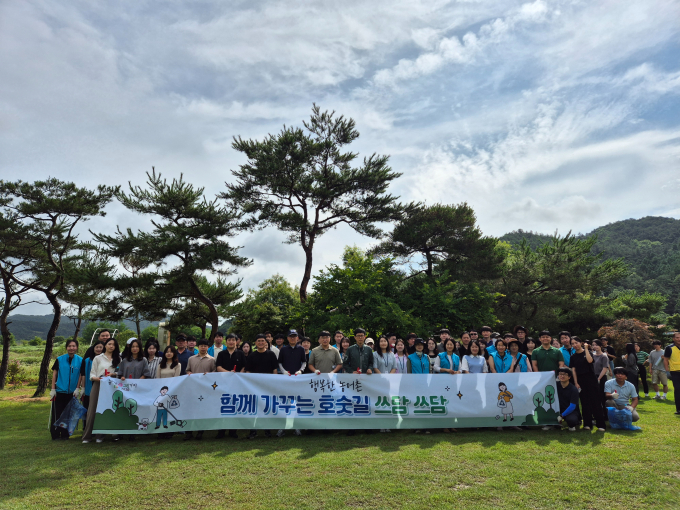 한국농어촌공사 관계자들이  3일 나주호에서 ‘행복한 농어촌, 함께 가꾸는 호숫길 쓰담 쓰담’ 캠페인후 기념촬영을 하고 있다./사진=농어촌공사 