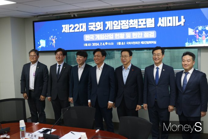 (왼쪽부터) 김남걸 한국콘텐츠진흥원 게임신기술본부장, 김성회 더불어민주당 의원, 이준석 개혁신당 의원, 조승래 더불어민주당 의원, 위성곤 더불어민주당 의원, 장경태 더불어민주당 의원, 조문석 한성대학교 사회과학부 교수. /사진=이재현 기자