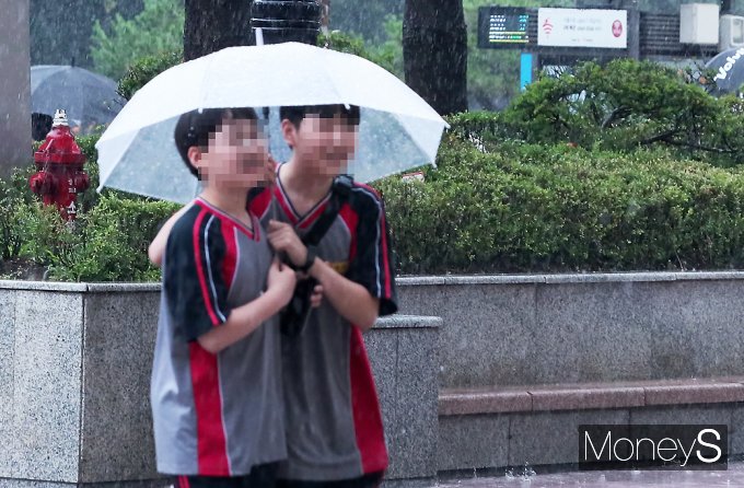 5일 전국이 대체로 흐린 가운데 전날부터 내린 비가 오전까지 천둥·번개를 동반하고 내릴 것으로 보인다. 사진은 지난 2일 장맛비가 내린 서울 도심. /사진=임한별기자