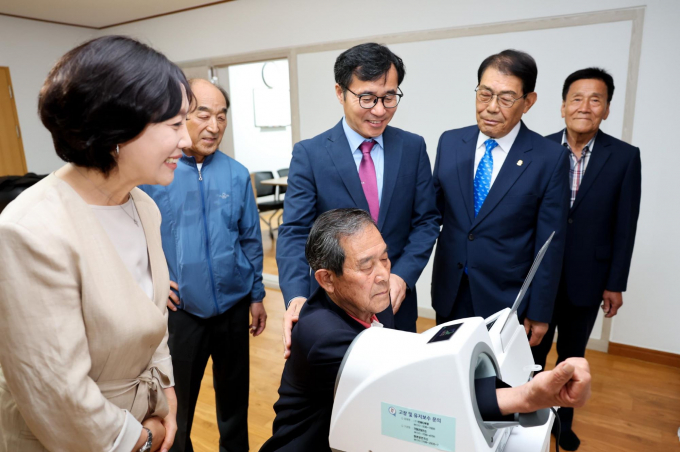 경로당에 혈압계 지원 후 어르신들의 혈압 측정을 돕고 있는 정재락 고리원자력본부 대외협력처장(가운데)과 맹승자 군의원(왼쪽 첫번째) 등/사진=고리본부 
