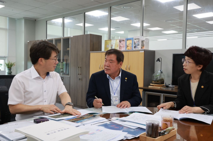 이승화 산청군수(가운데)가 기획재정부를 방문해 내년도 국비사업을 설명하고 있다. /사진=산청군