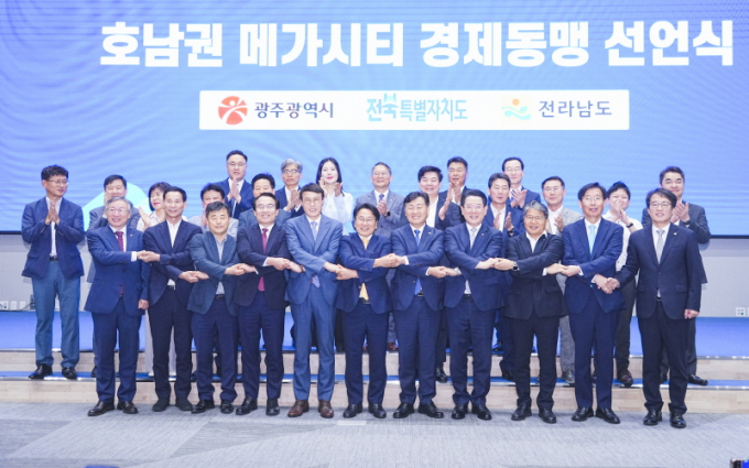 강기정 광주광역시장(앞줄 왼쪽 여섯번째)과 김관영 전북특별자치도지사, 김영록 전남도지사가 4일 오전 전북 정읍시 JB금융그룹 아우름캠퍼스에서 열린 '제12회 호남권 정책협의회'에 참석해 호남권 메가시티 경제동맹 선언문에 서명한 뒤 기념촬영을 하고 있다./사진=광주시 
