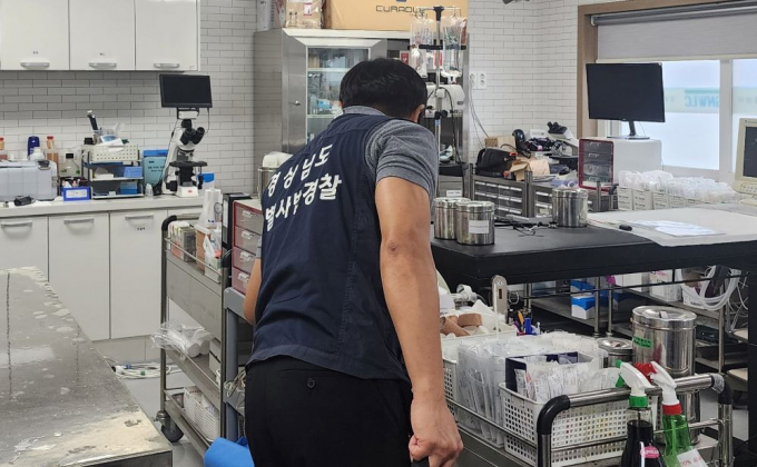 경남도 특별사법경찰이 관내 동물병원의 의료폐기물 관리를 단속하고 있다./사진=경남도