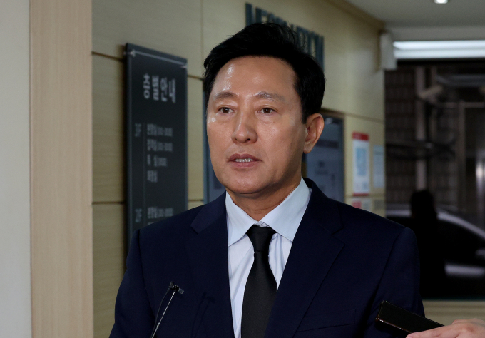 오세훈 서울시장이 지난 1일 벌어진 서울시청역 역주행 추돌 사고와 관련된 대책에 대해 적성검사 강화가 필요하다고 말했다. 사진은 오 시장이 지난 2일 추돌 사고로 숨진 서울시청 공무원 김모 사무관의 빈소가 차려진 서울 중구 국립중앙의료원 장례식장을 찾아 조문한 뒤 심경을 밝히는 모습. /사진=뉴스1