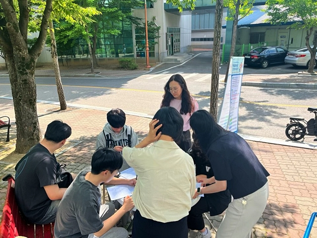안동시 관계자들이 대학생 학업장려금 지원사업을 홍보하고 있다./사진제공=경북 안동시