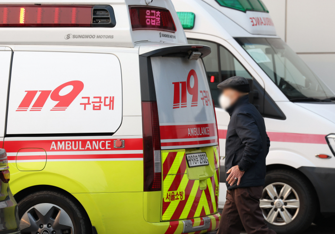 김재우 경북 구미시의원이 의회에서 괴한에게 폭행을 당해 병원으로 이송됐다. 사진은 지난 3월3일 서울 시내 한 대학병원에 119 구급차가 대기 중인 모습. 기사와 상관없음. /사진=뉴시스