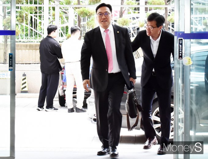 [머니S포토] 인청회 준비단 사무실 출근하는 '김병환' 내정자