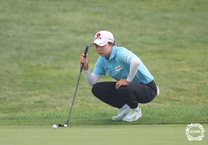 KLPGA 투어 롯데 오픈 1라운드에서 김효주가 그린 경사를 파악하고 있다. /사진= KLPGA